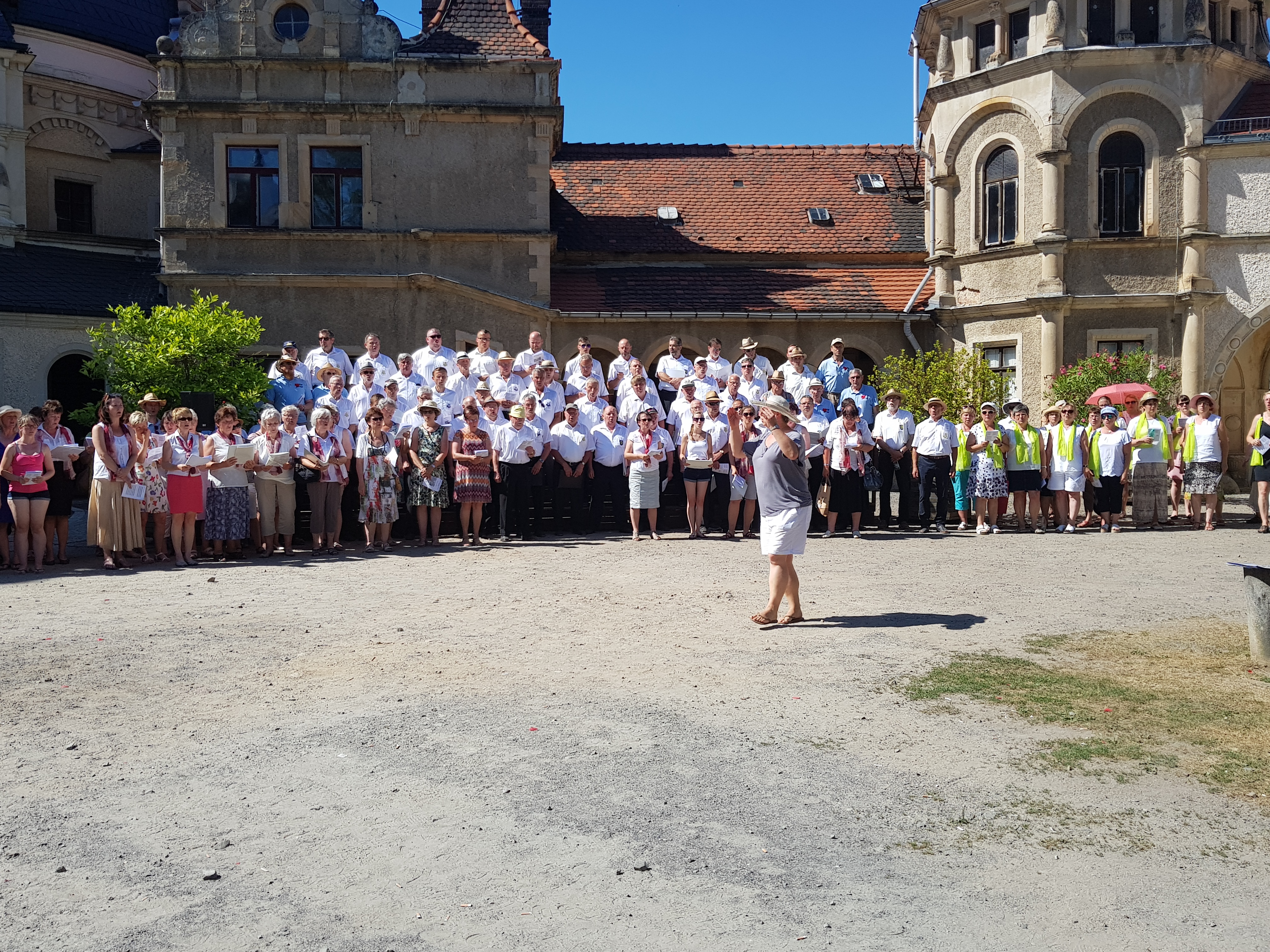Großes Volksliedersingen für alle Generationen auf dem Schlosshof