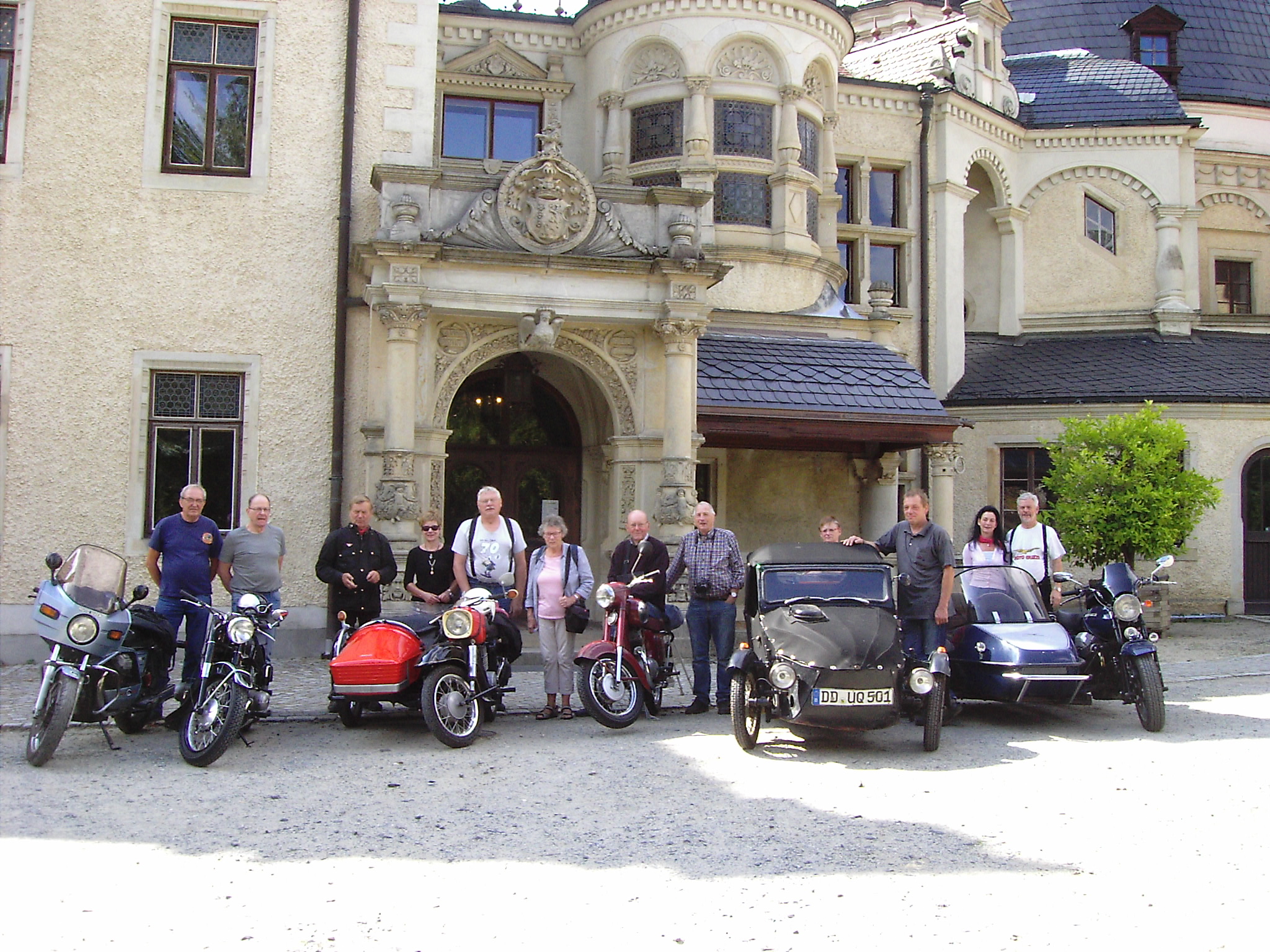 Oldtimer- Mopeds und Motorräder im Traumschloss zu Besuch