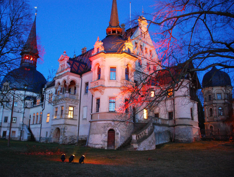 Start 02 - beleuchtetes Schloss - vom Rosengarten