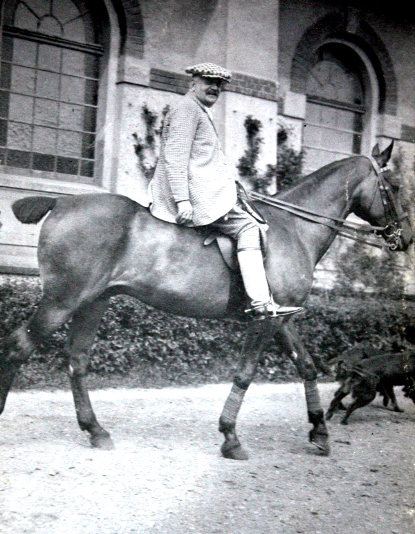 Baron (Freiherr) Max von Burgk beim Ausritt vor der Reithalle